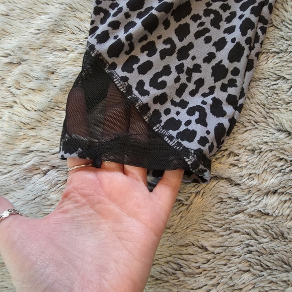 Serra Black and Gray Cropped Leggings. Size Medium - Picture 5 of 7